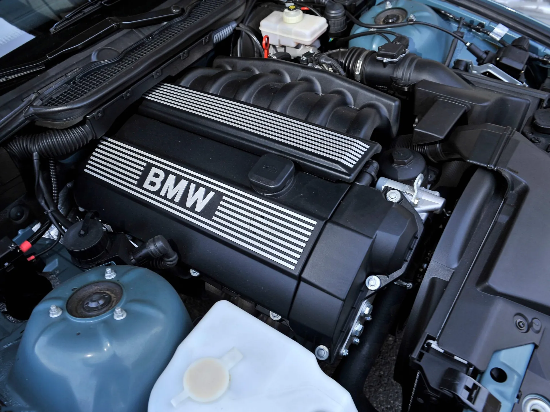 BMW 323i (1995) – motorový prostor