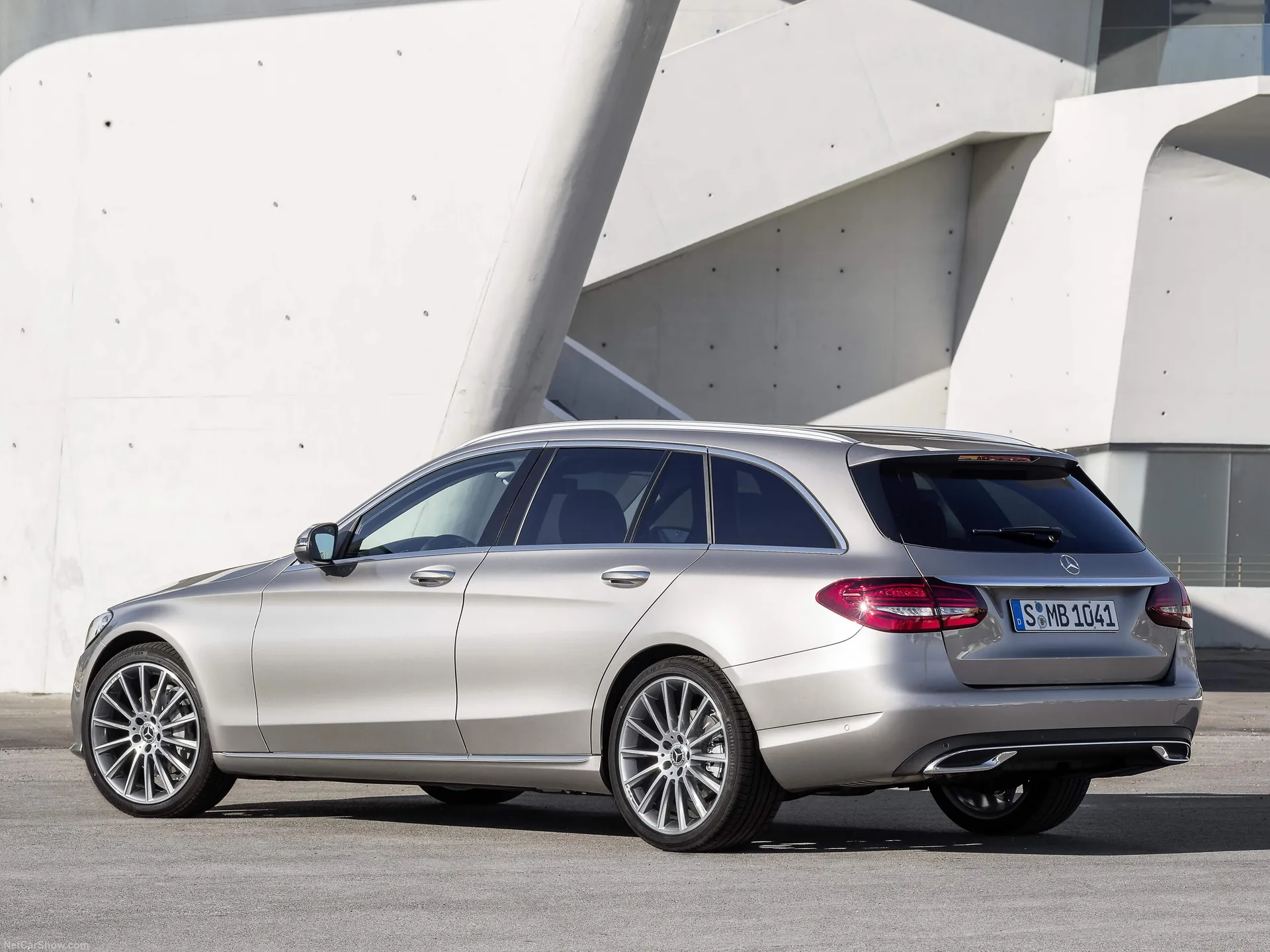 Mercedes-Benz C-Class Estate (2019) – zadní tříčtvrteční pohled