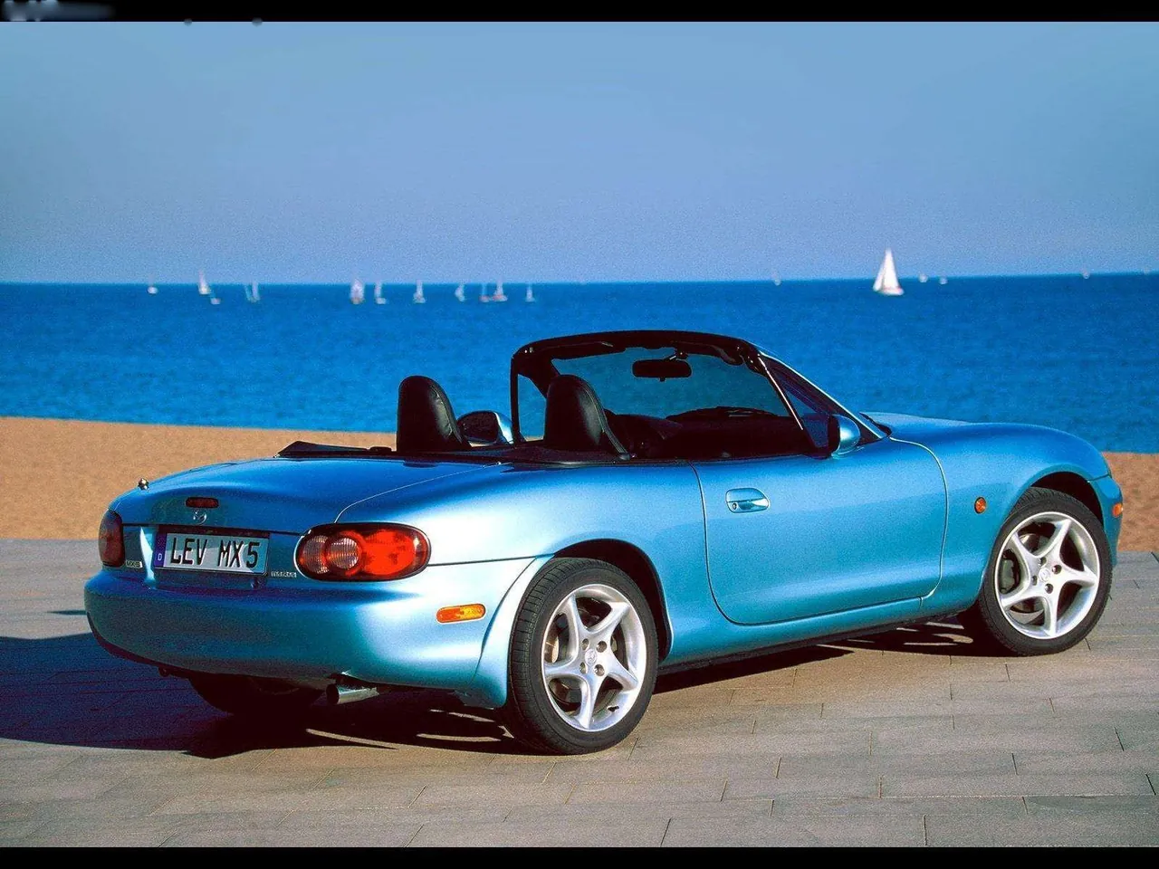 Mazda MX5 (2000) – zadní tříčtvrteční pohled