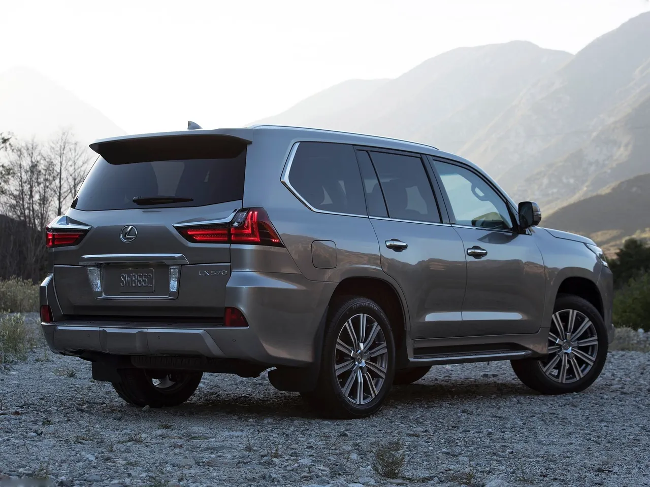 Lexus LX 570 (2016) – zadní tříčtvrteční pohled