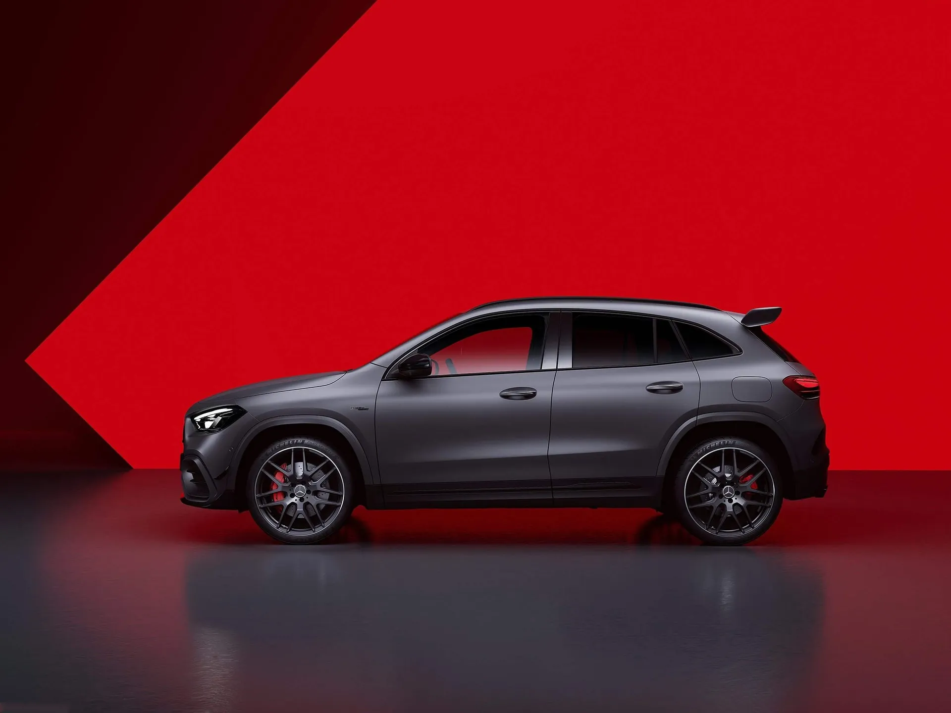 Mercedes-Benz GLA45 S AMG (2024) – boční profil