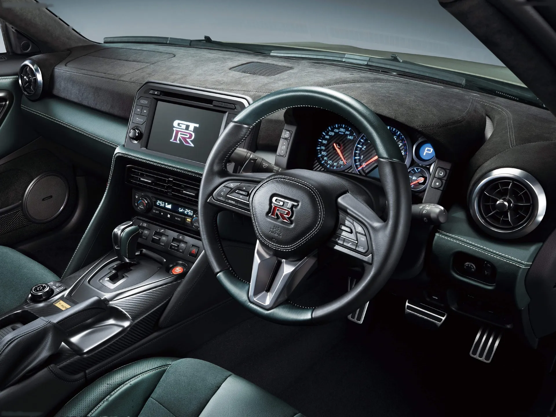 Nissan GT-R T-spec (2022) - Interior