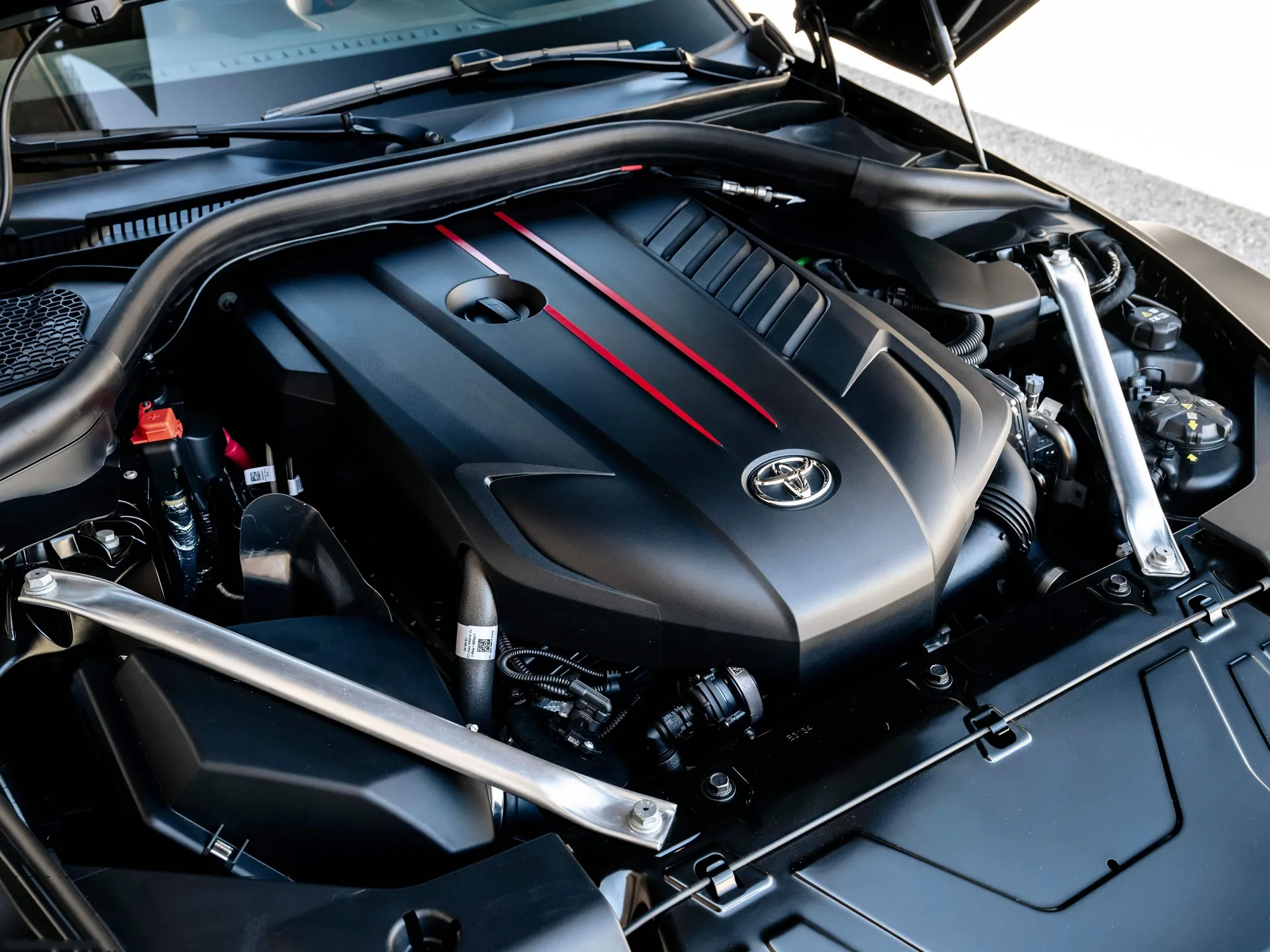 Toyota GR Supra A90 Final Edition [EU] (2026) – motorový prostor