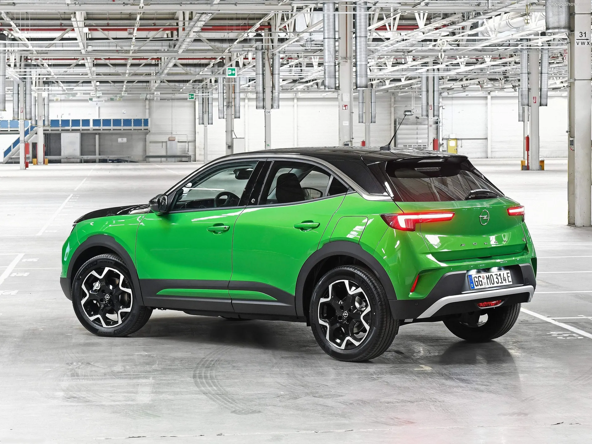 Opel Mokka-e (2021) – zadní tříčtvrteční pohled