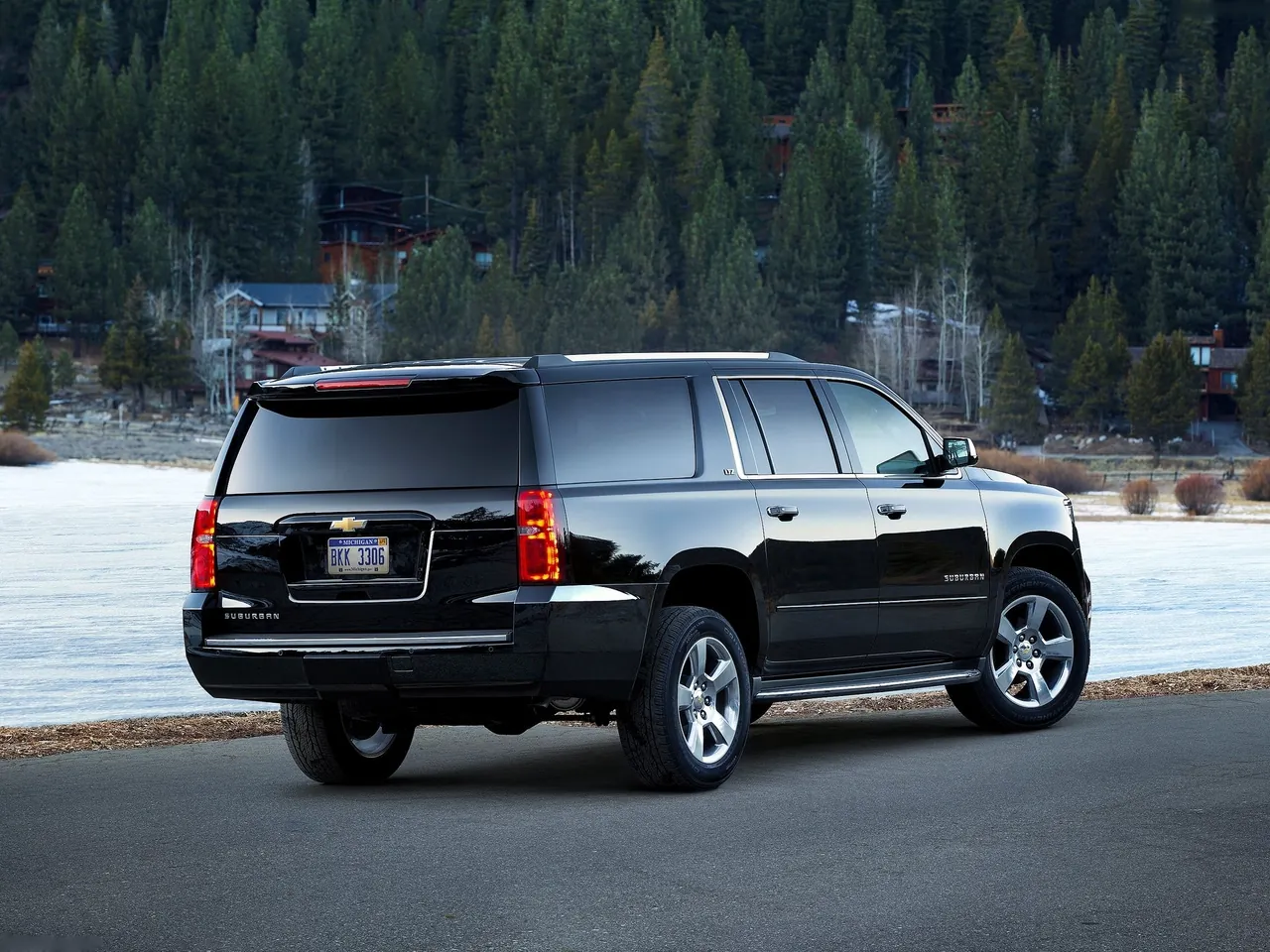 Chevrolet Suburban (2015) – zadní tříčtvrteční pohled