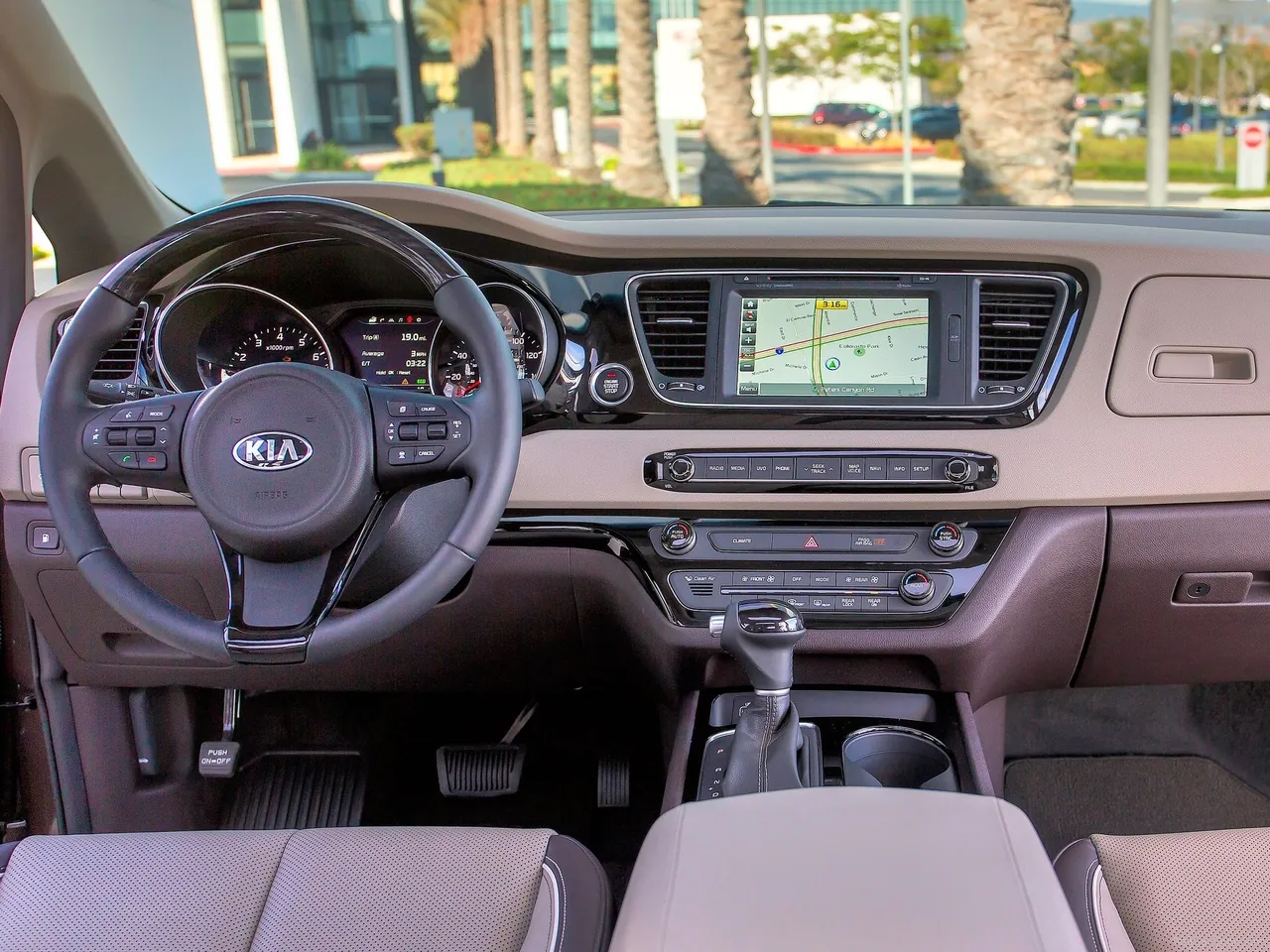 Kia Sedona (2015) – interiér