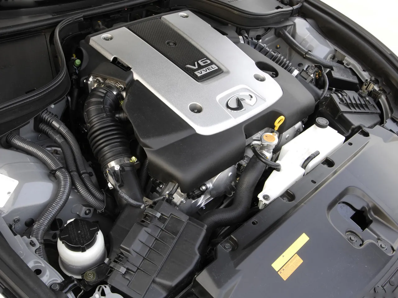 Infiniti G37 Coupe (2008) – motorový prostor