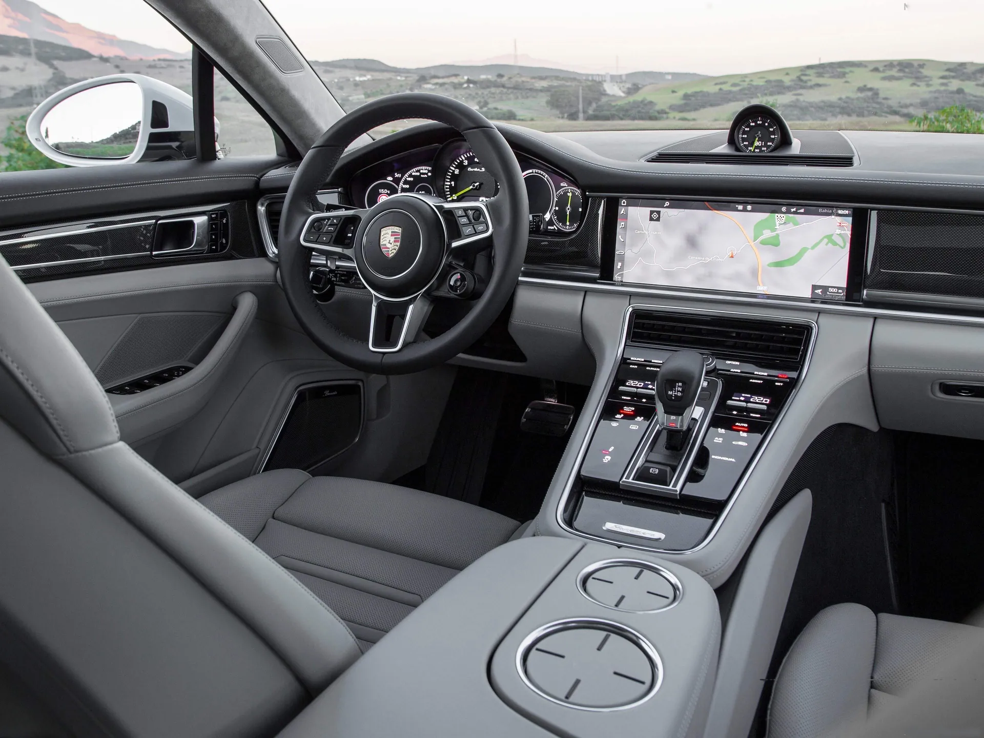 Porsche Panamera Turbo S E-Hybrid Sport Turismo (2018) – interiér