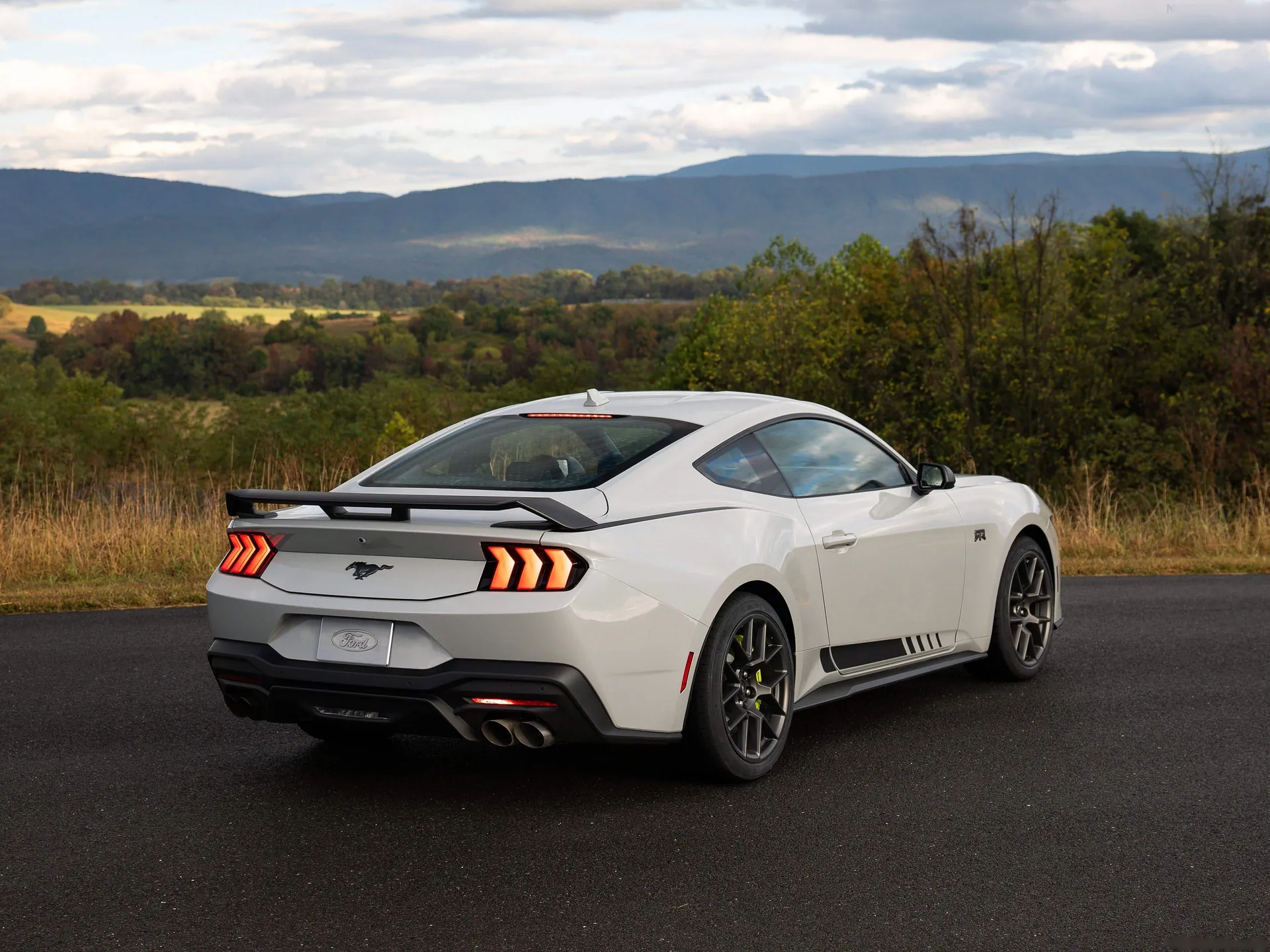 Ford Mustang RTR (2026) – zadní tříčtvrteční pohled