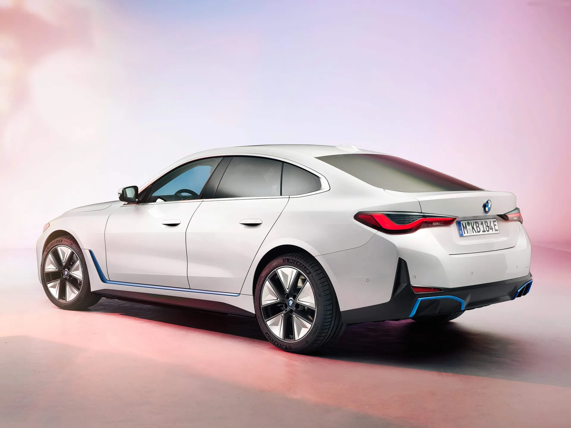 BMW i4 (2022) – zadní tříčtvrteční pohled