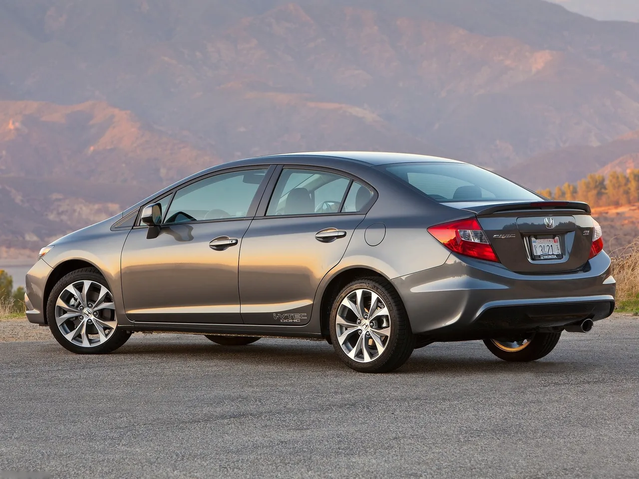 Honda Civic Si Sedan (2012) – zadní tříčtvrteční pohled