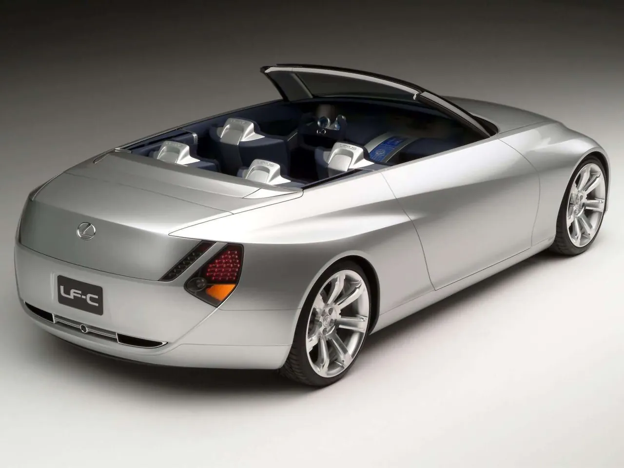 Lexus LFC Concept (2004) – zadní tříčtvrteční pohled