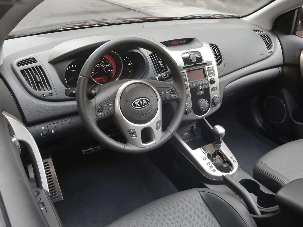Kia Forte Koup (2010) – interiér