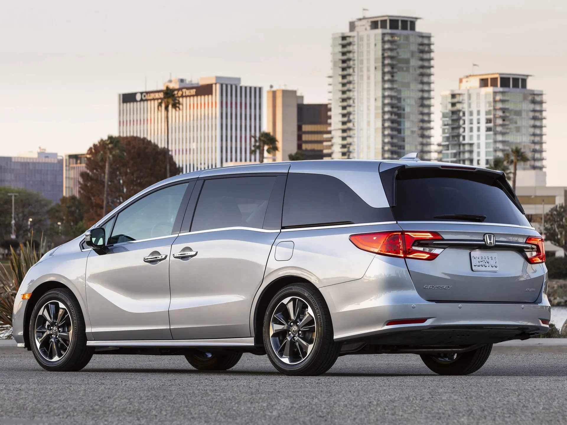 Honda Odyssey (2021) – zadní tříčtvrteční pohled