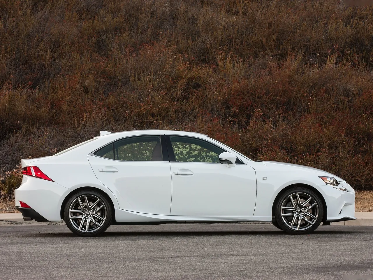 Lexus IS F-Sport [US] (2016) – boční profil