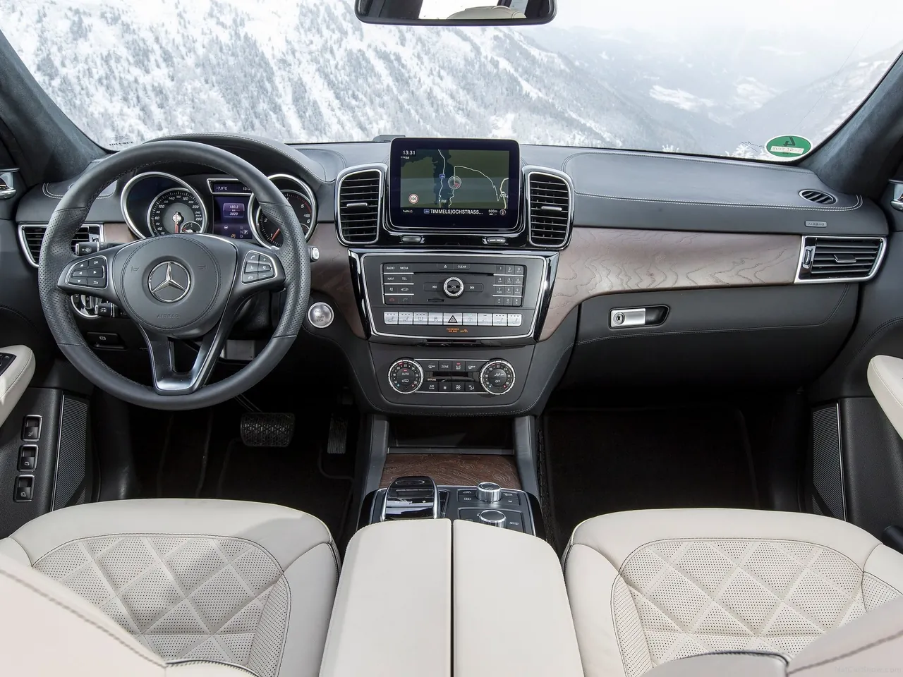 Mercedes-Benz GLS (2017) – interiér