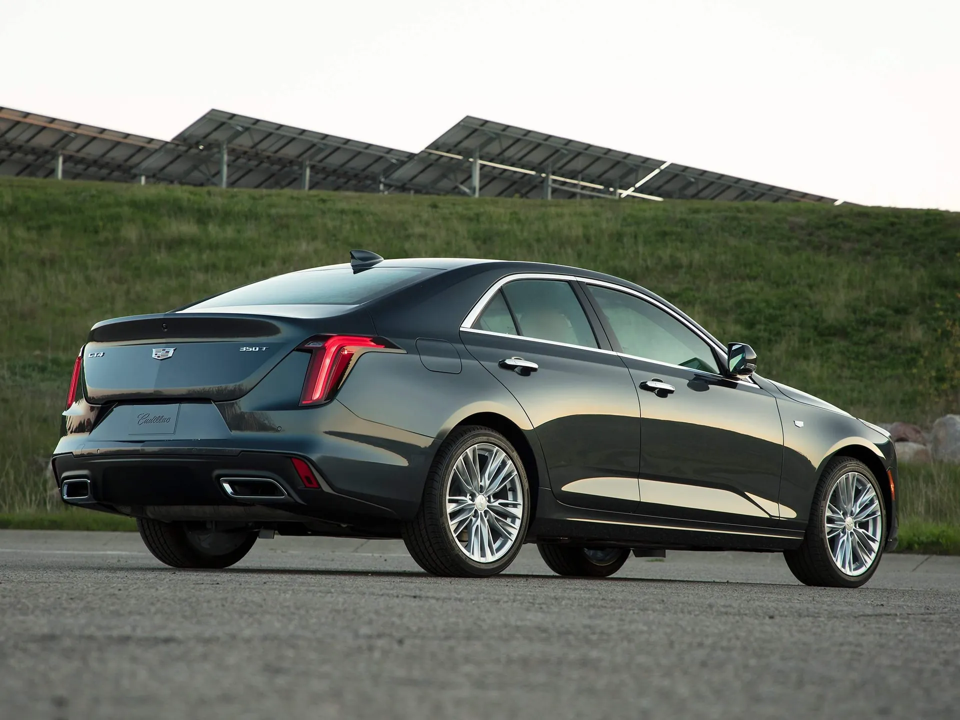 Cadillac CT4 (2020) – zadní tříčtvrteční pohled