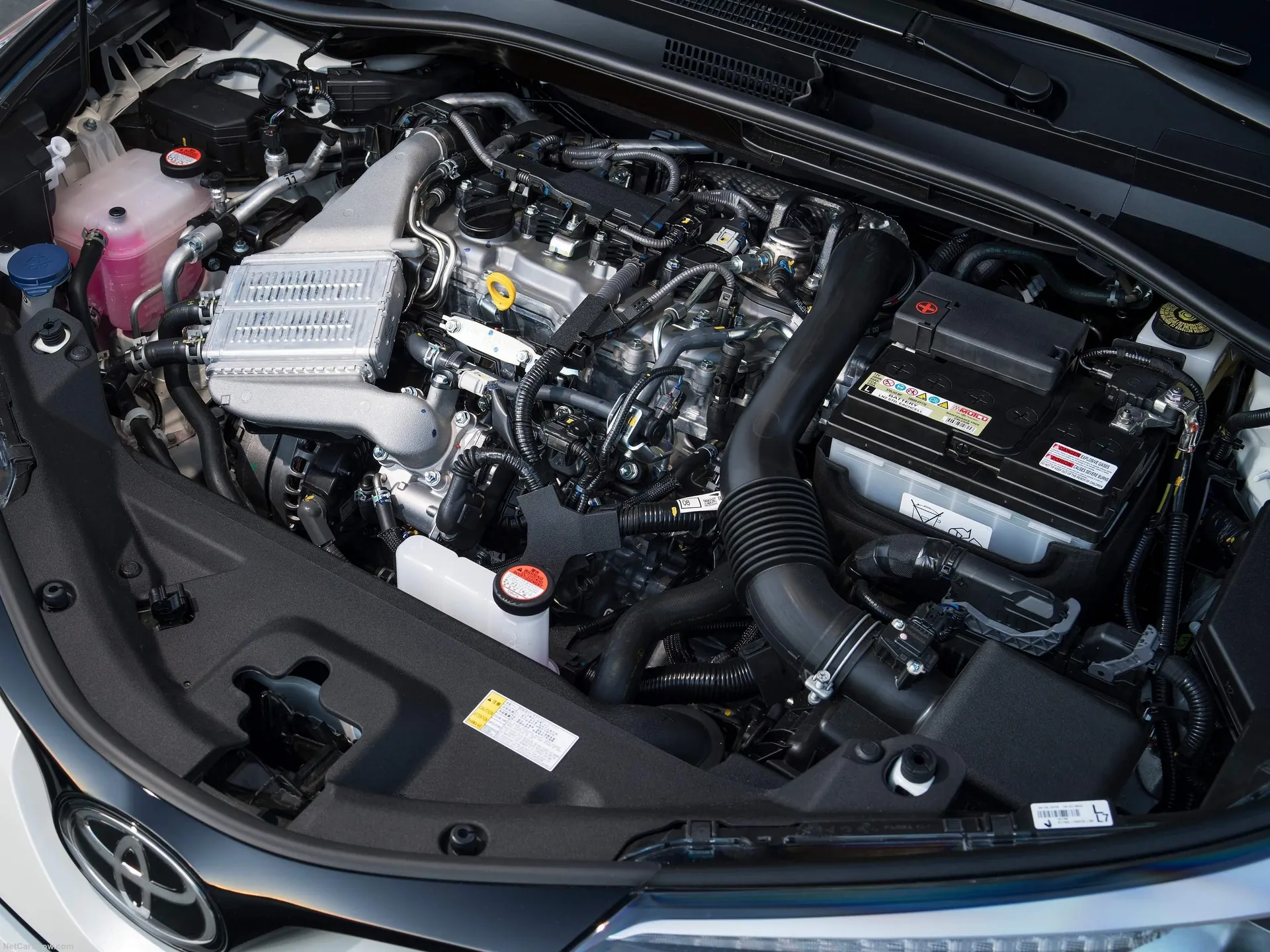 Toyota C-HR (2017) - Engine Bay