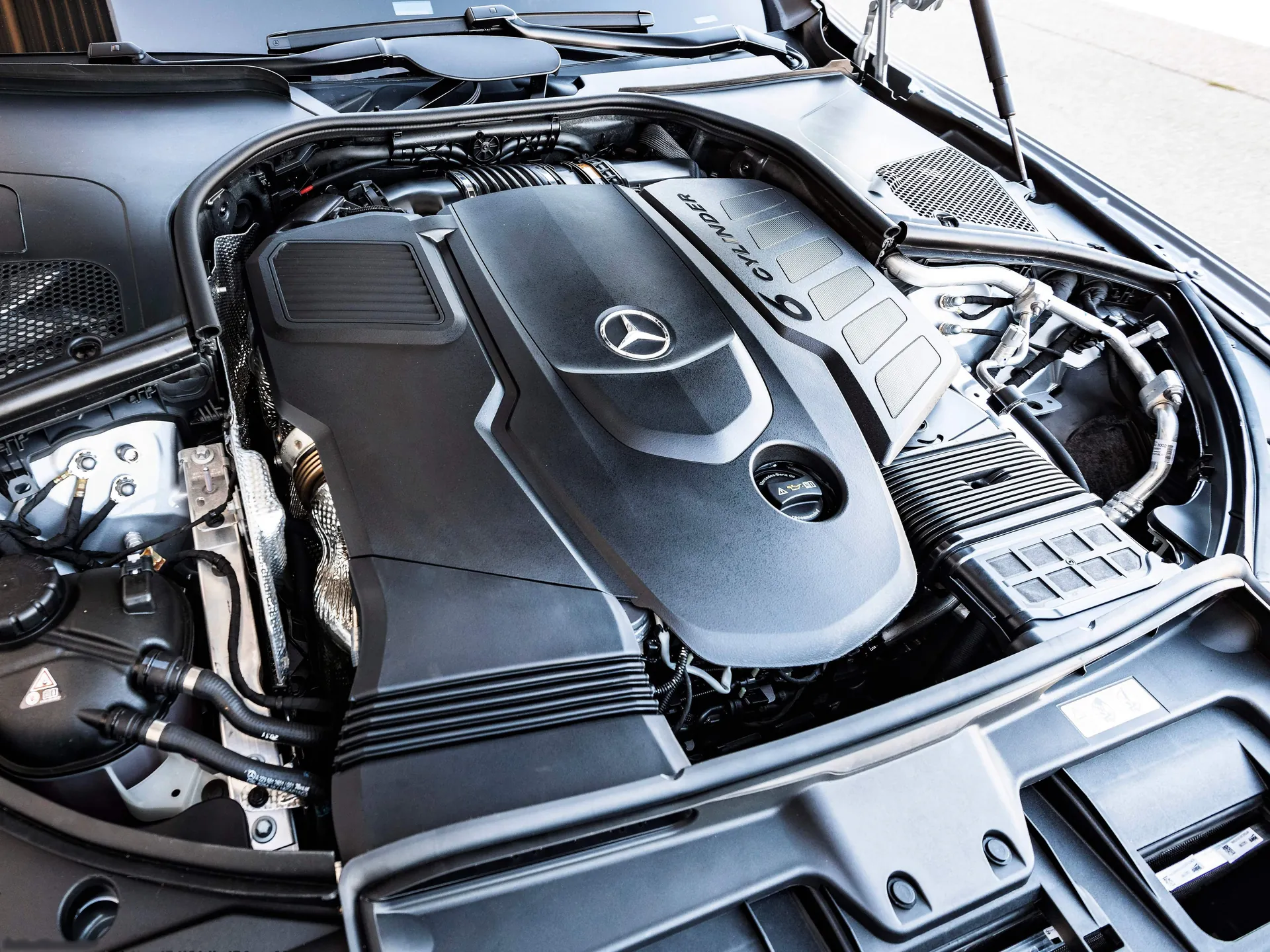 Mercedes-Benz S400d (2021) - Engine Bay