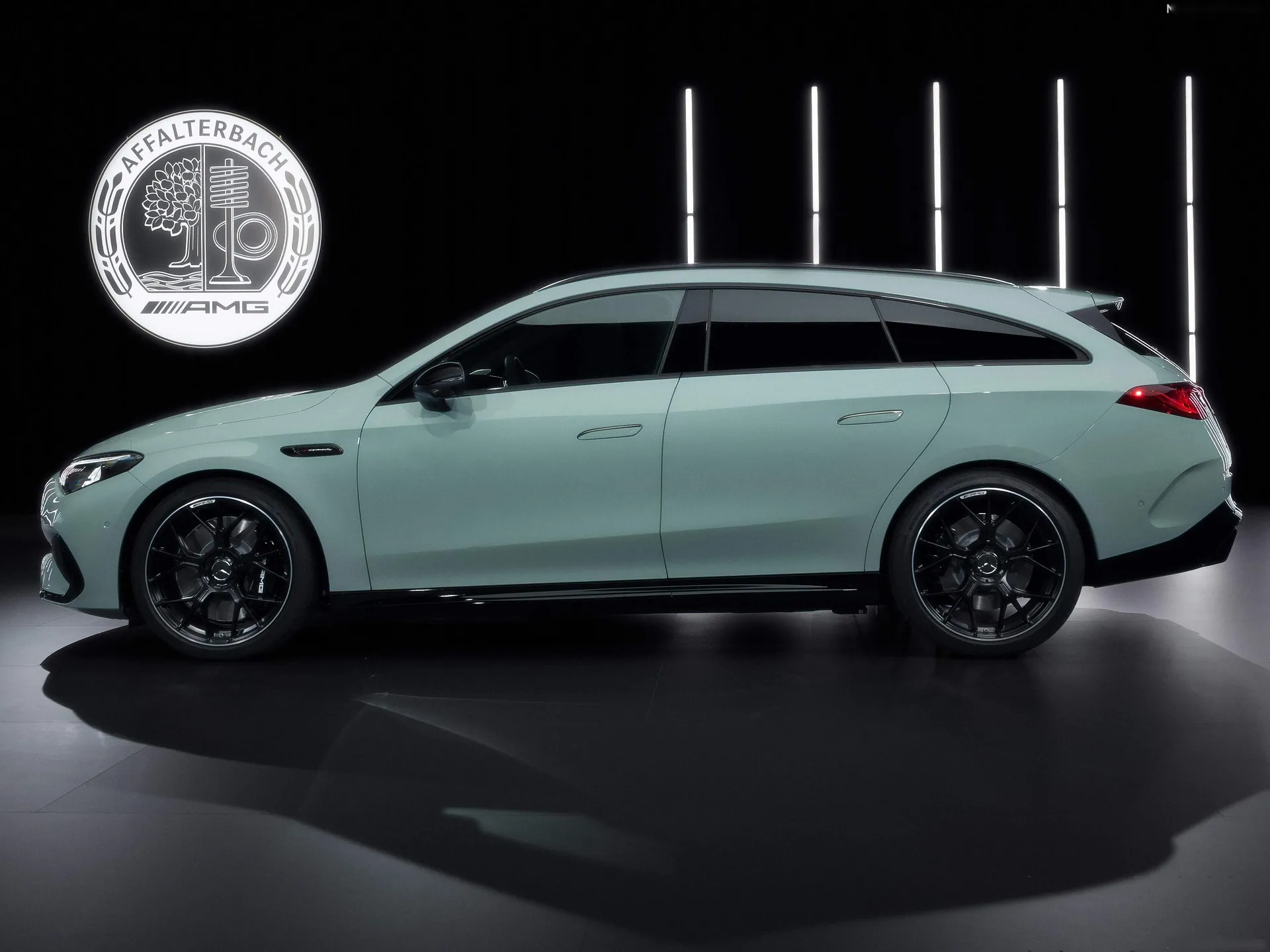 Mercedes-Benz CLA45 AMG 4Matic Shooting Brake (2027) – boční profil