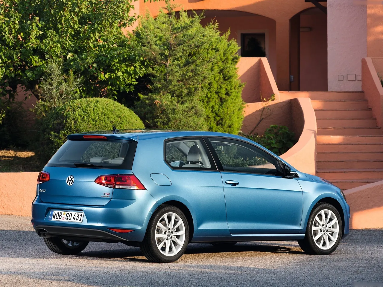 Volkswagen Golf (2013) - Rear Three-Quarter