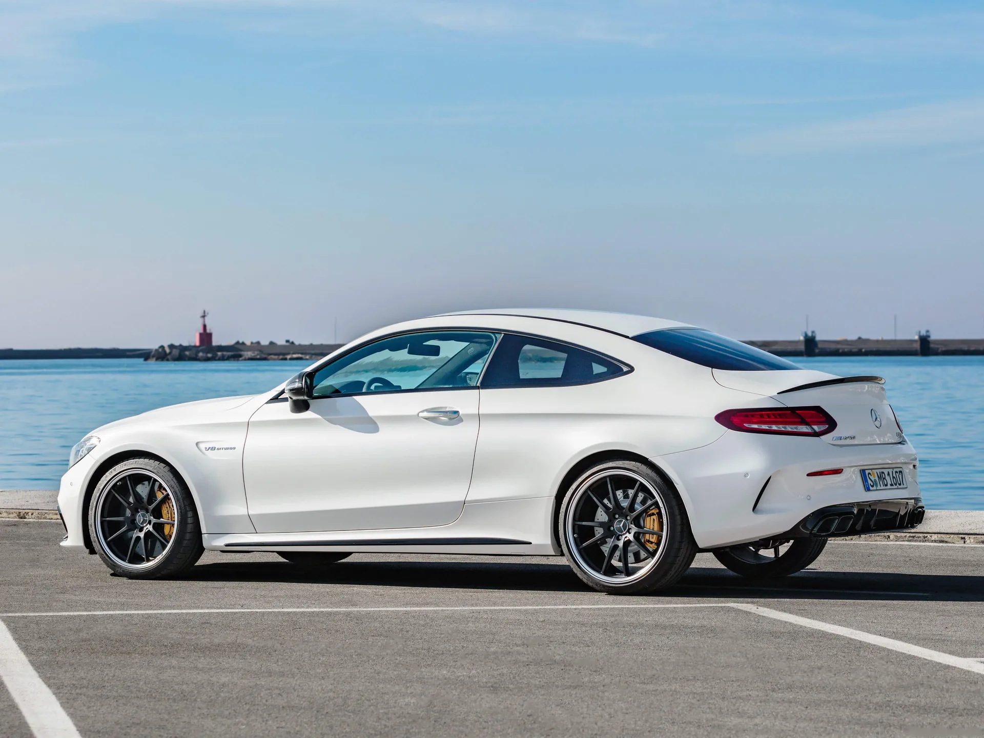 Mercedes-Benz C63 S AMG Coupe (2019) – zadní tříčtvrteční pohled