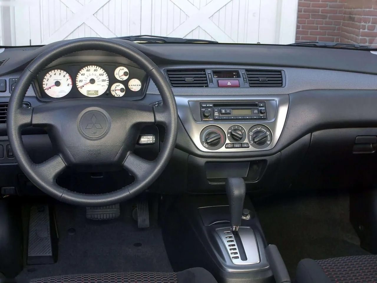 Mitsubishi Lancer Sportback Ralliart (2004) – interiér