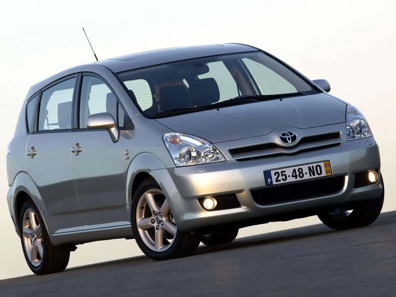 Toyota Corolla Verso VVTi (2004)