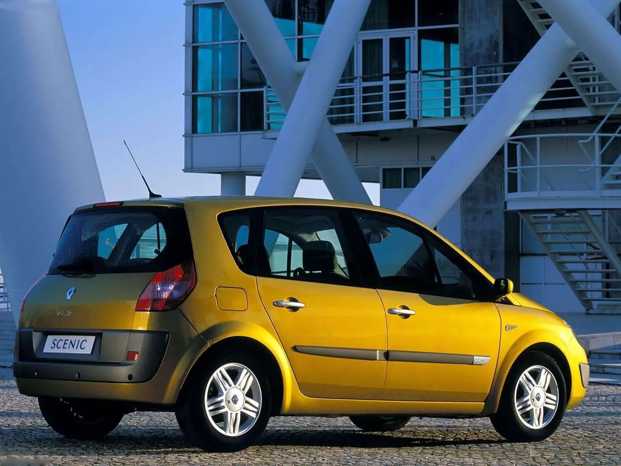 Renault Scenic II (2003) – zadní tříčtvrteční pohled
