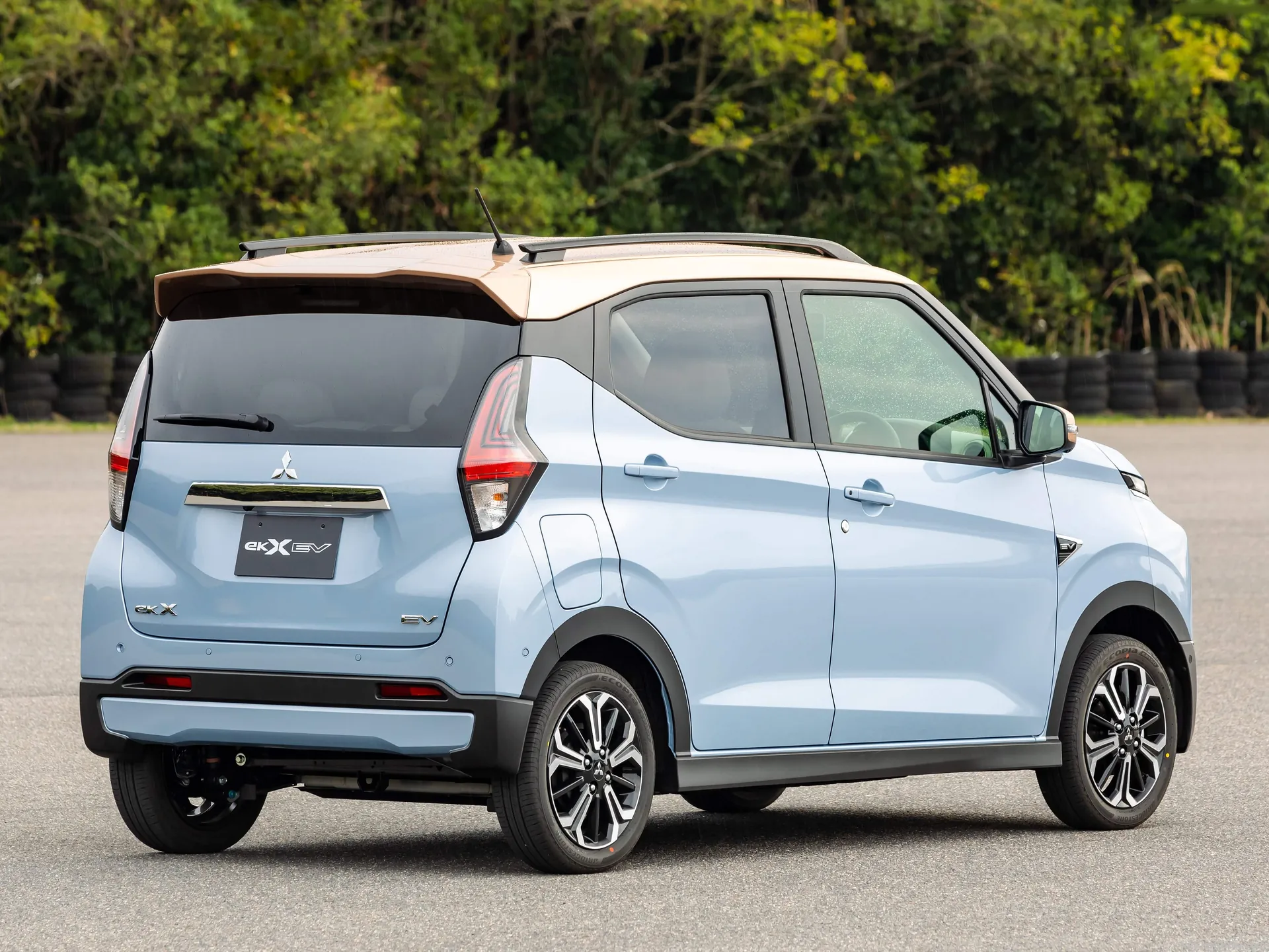 Mitsubishi eK X EV (2023) – zadní tříčtvrteční pohled