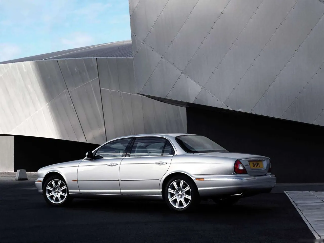 Jaguar XJ8 L (2005) – zadní tříčtvrteční pohled