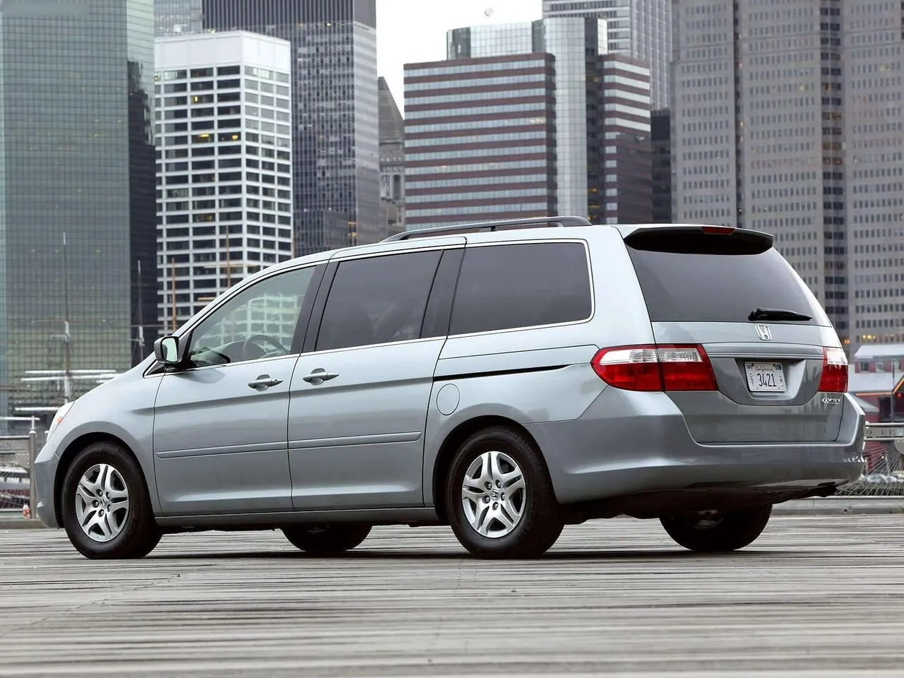 Honda Odyssey EX (2005) – zadní tříčtvrteční pohled
