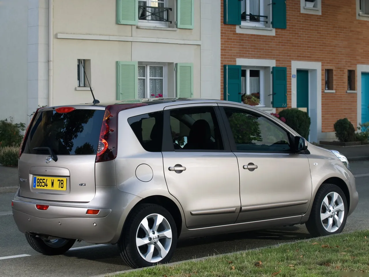 Nissan Note (2009) – zadní tříčtvrteční pohled