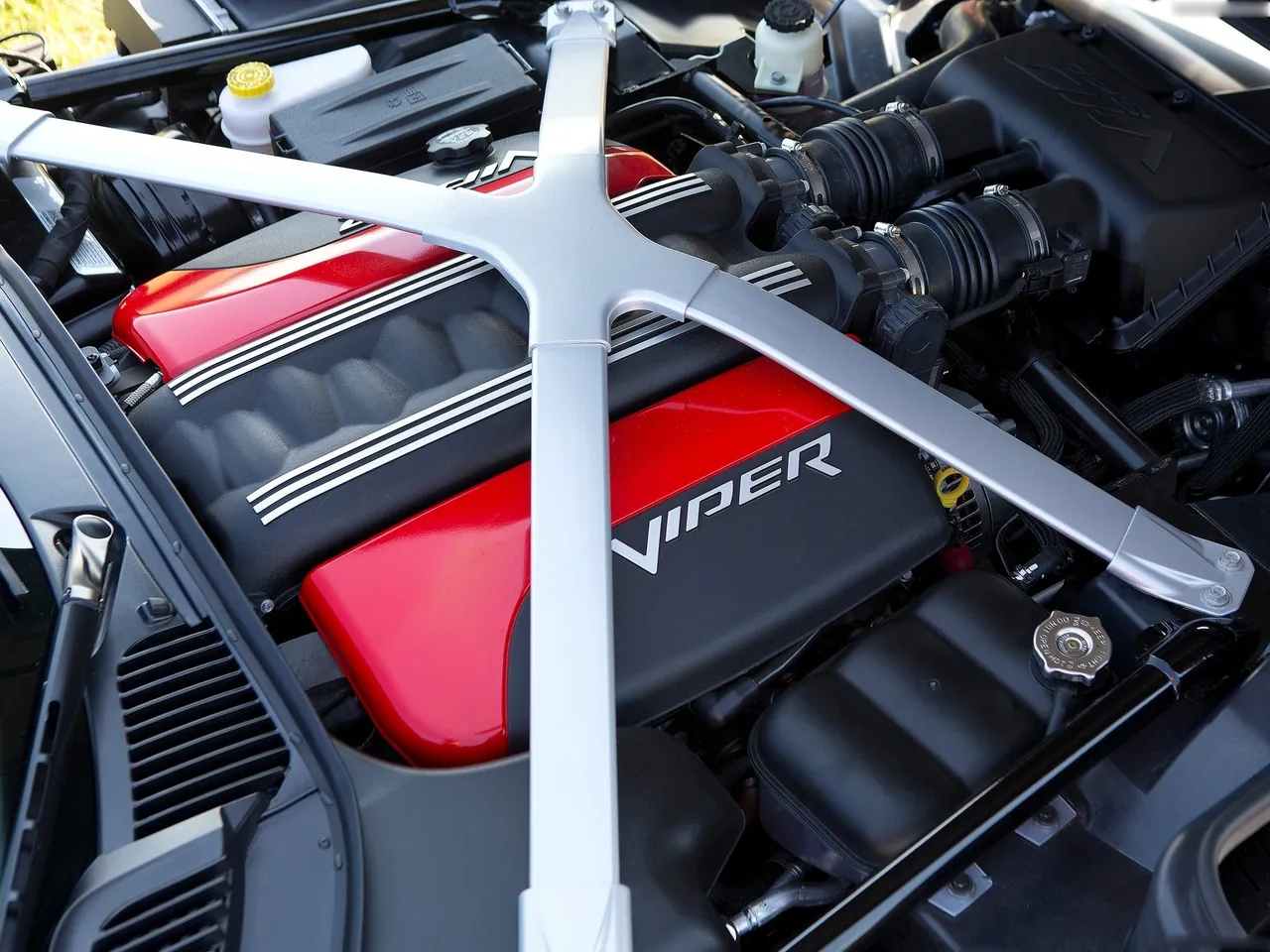 SRT Viper GTS Launch Edition (2013) – motorový prostor
