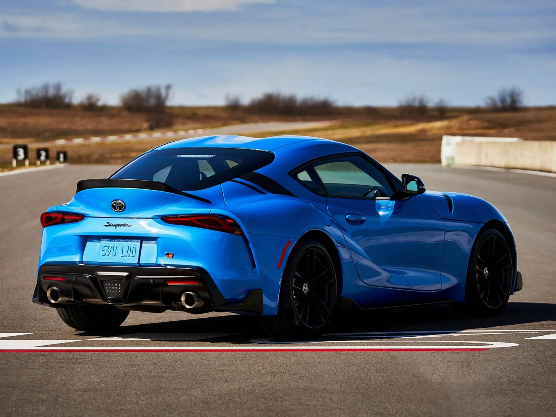 Toyota Supra [US] (2021) – zadní tříčtvrteční pohled