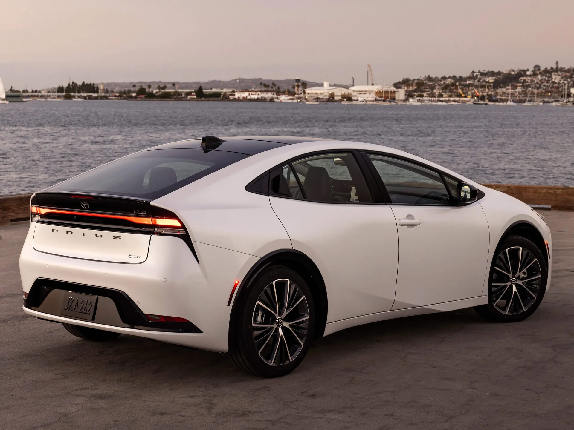 Toyota Prius [US] (2023) – zadní tříčtvrteční pohled