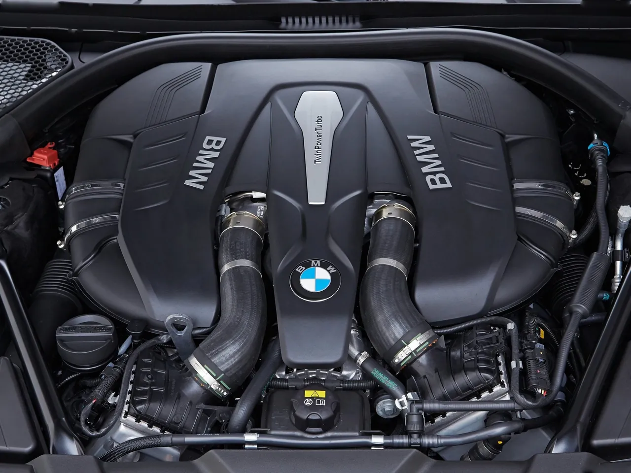 BMW 750Li xDrive (2016) – motorový prostor