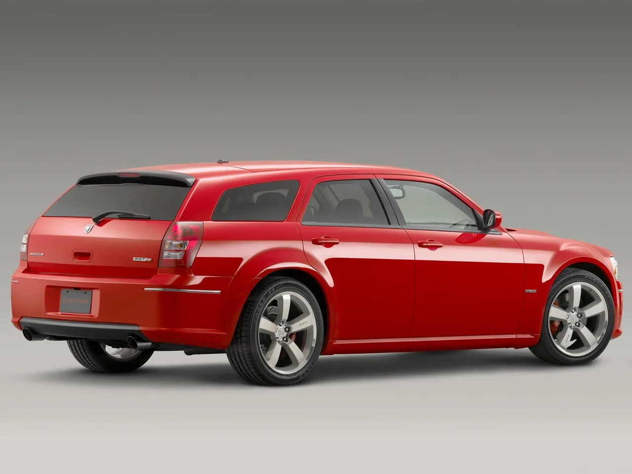 Dodge Magnum SRT8 (2008) – zadní tříčtvrteční pohled