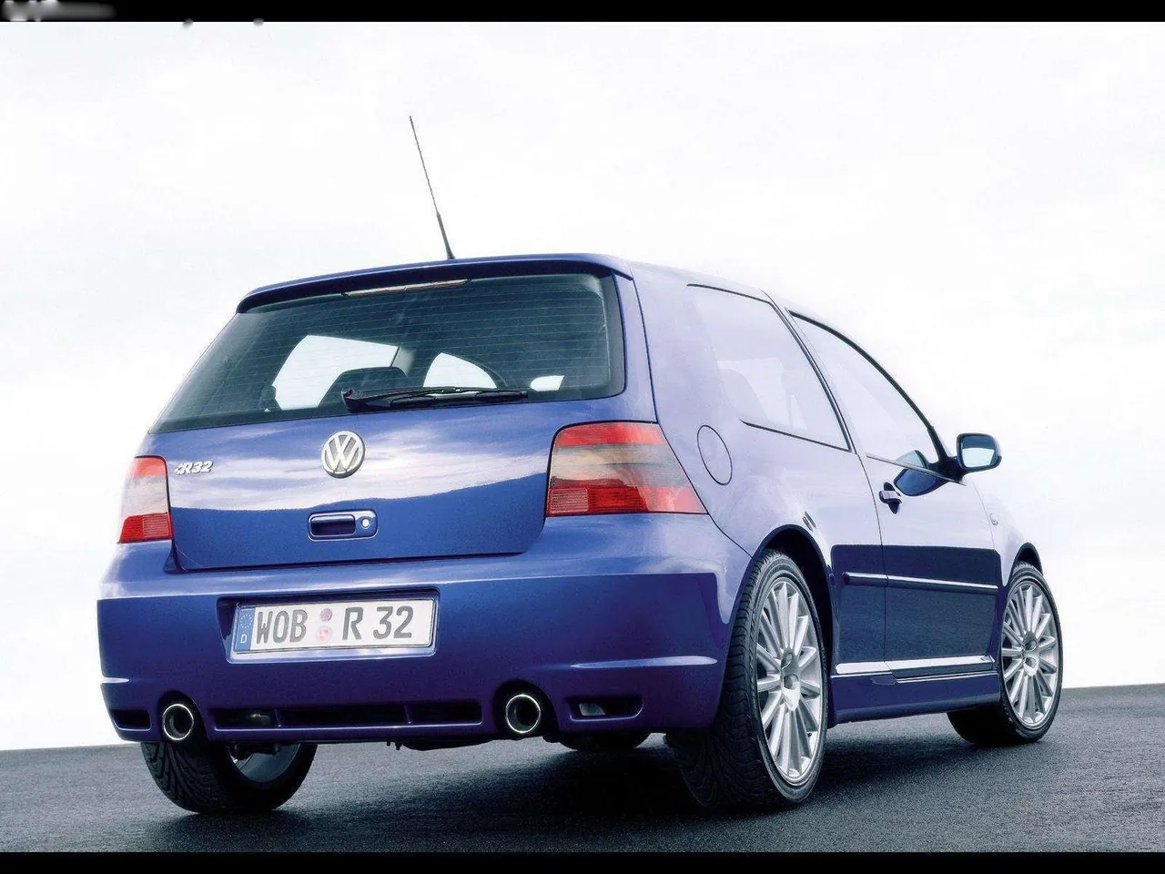 Volkswagen Golf R32 (2002) - Rear Three-Quarter