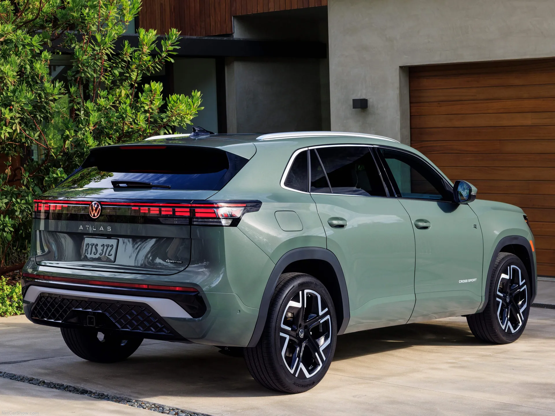 Volkswagen Atlas Cross Sport (2027) – zadní tříčtvrteční pohled