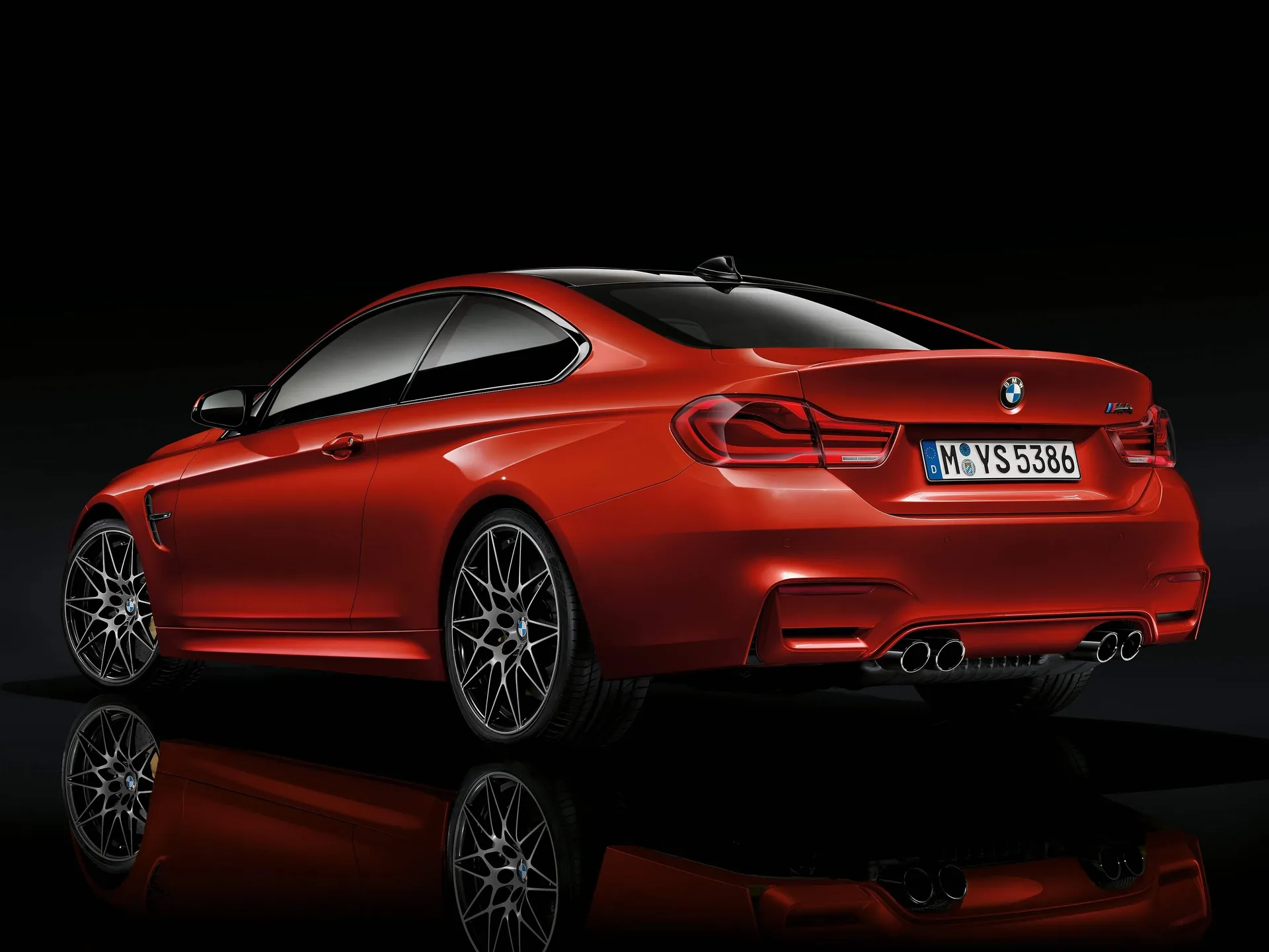 BMW M4 Coupe (2018) – zadní tříčtvrteční pohled