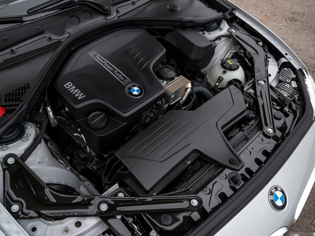 BMW 2-Series Convertible (2015) – motorový prostor
