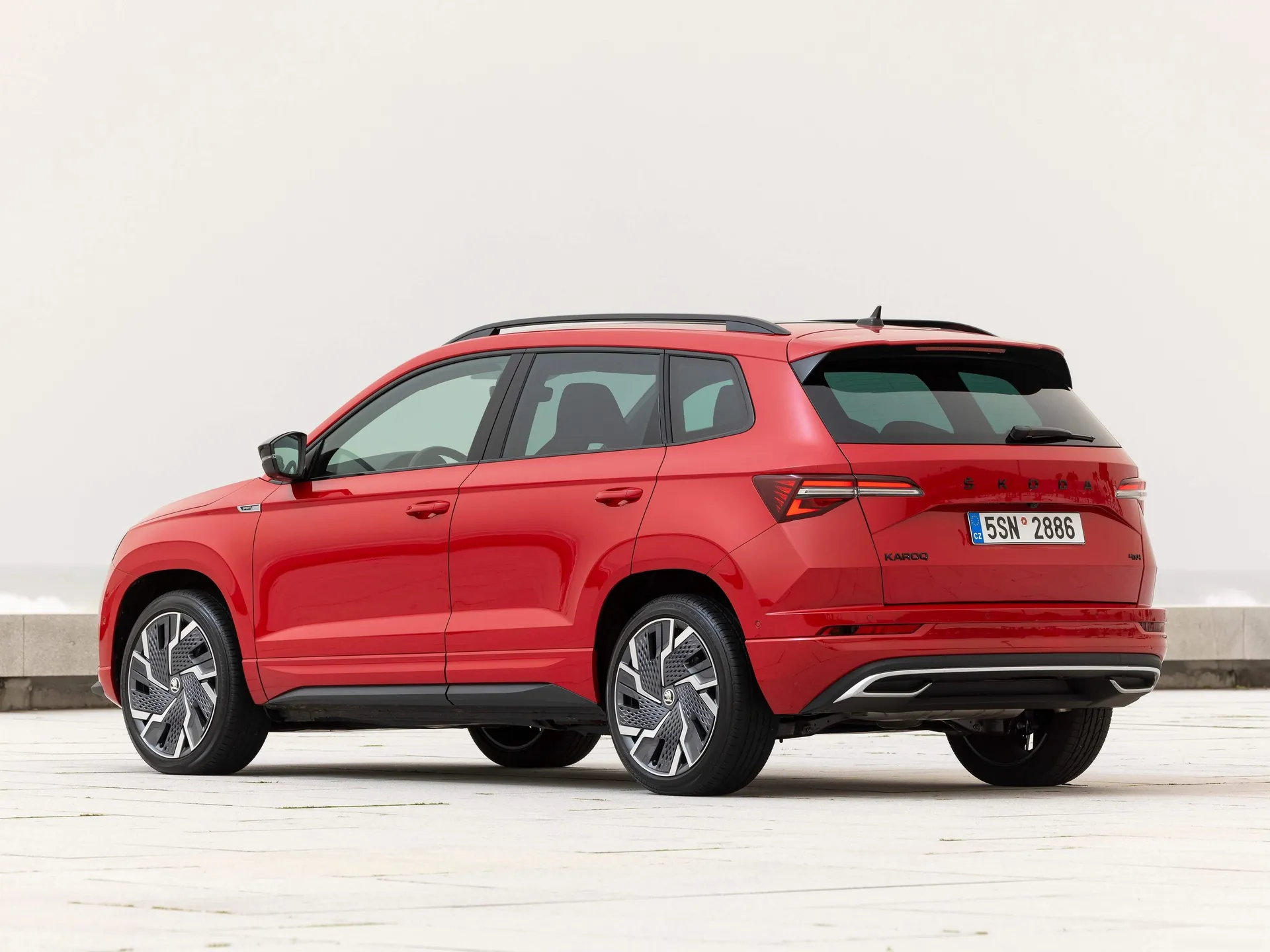 Skoda Karoq (2022) – zadní tříčtvrteční pohled