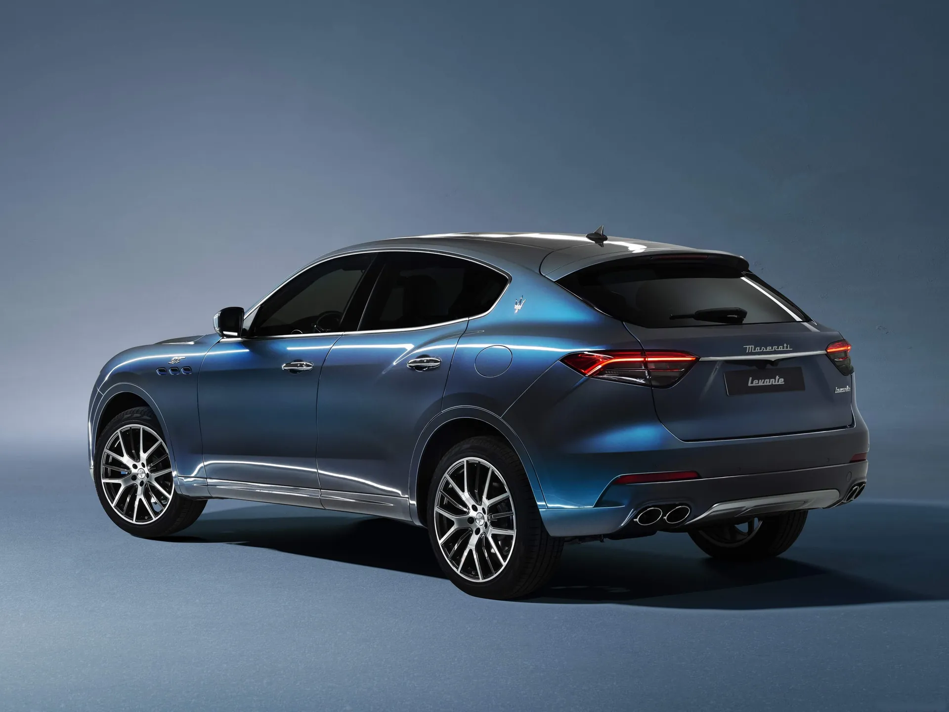 Maserati Levante Hybrid (2021) – zadní tříčtvrteční pohled