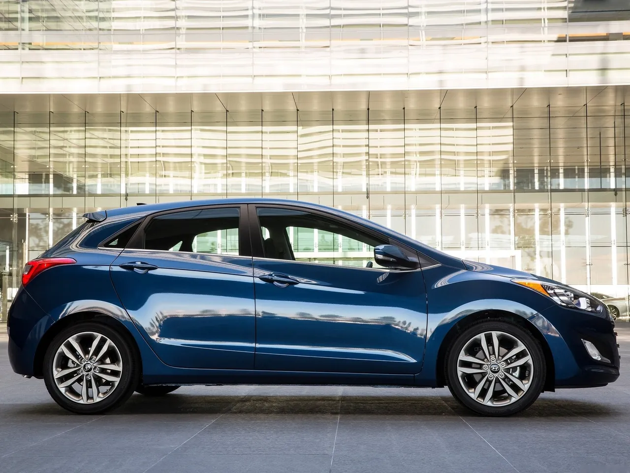 Hyundai Elantra GT (2016) – boční profil