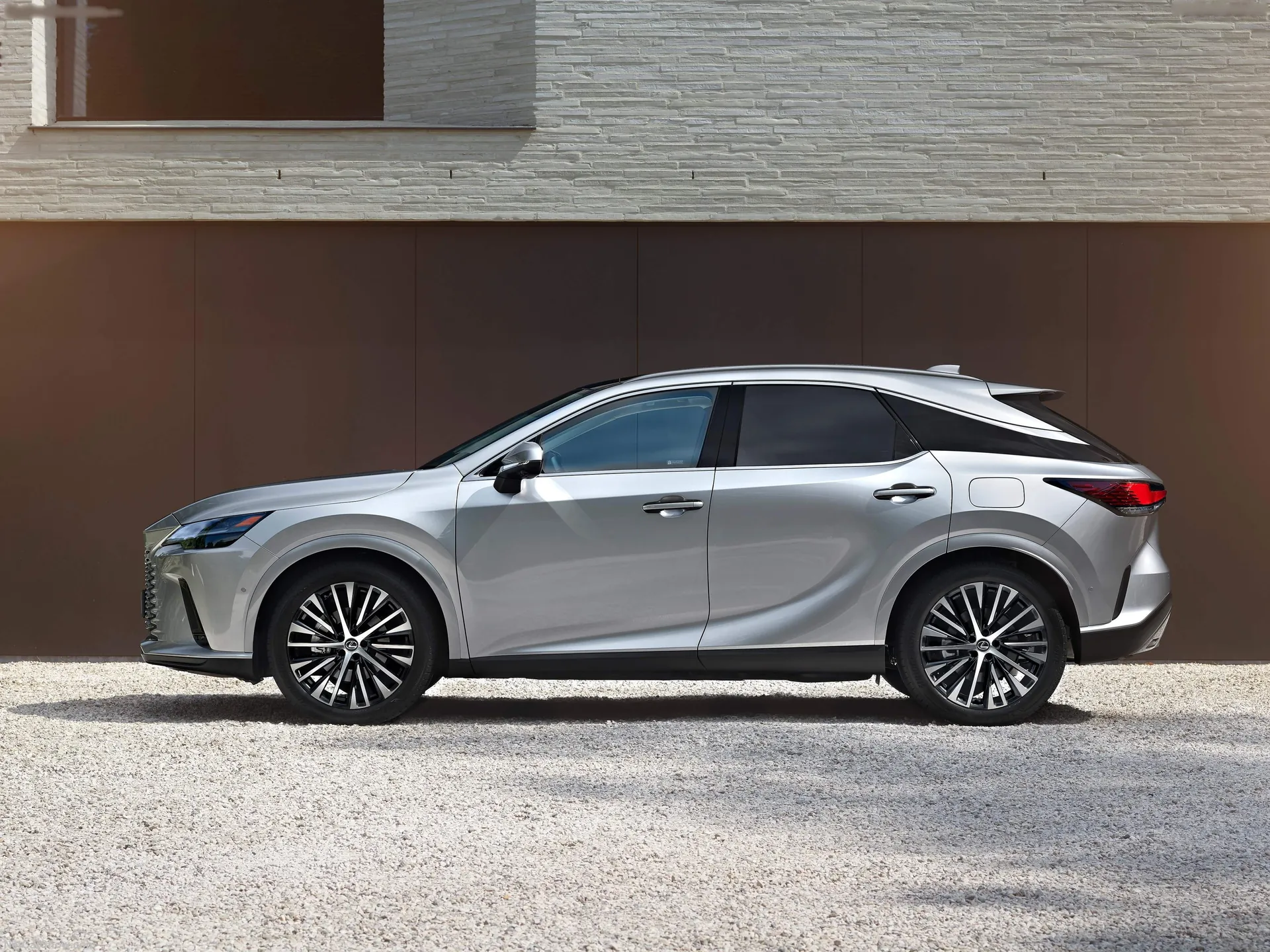 Lexus RX (2023) – boční profil