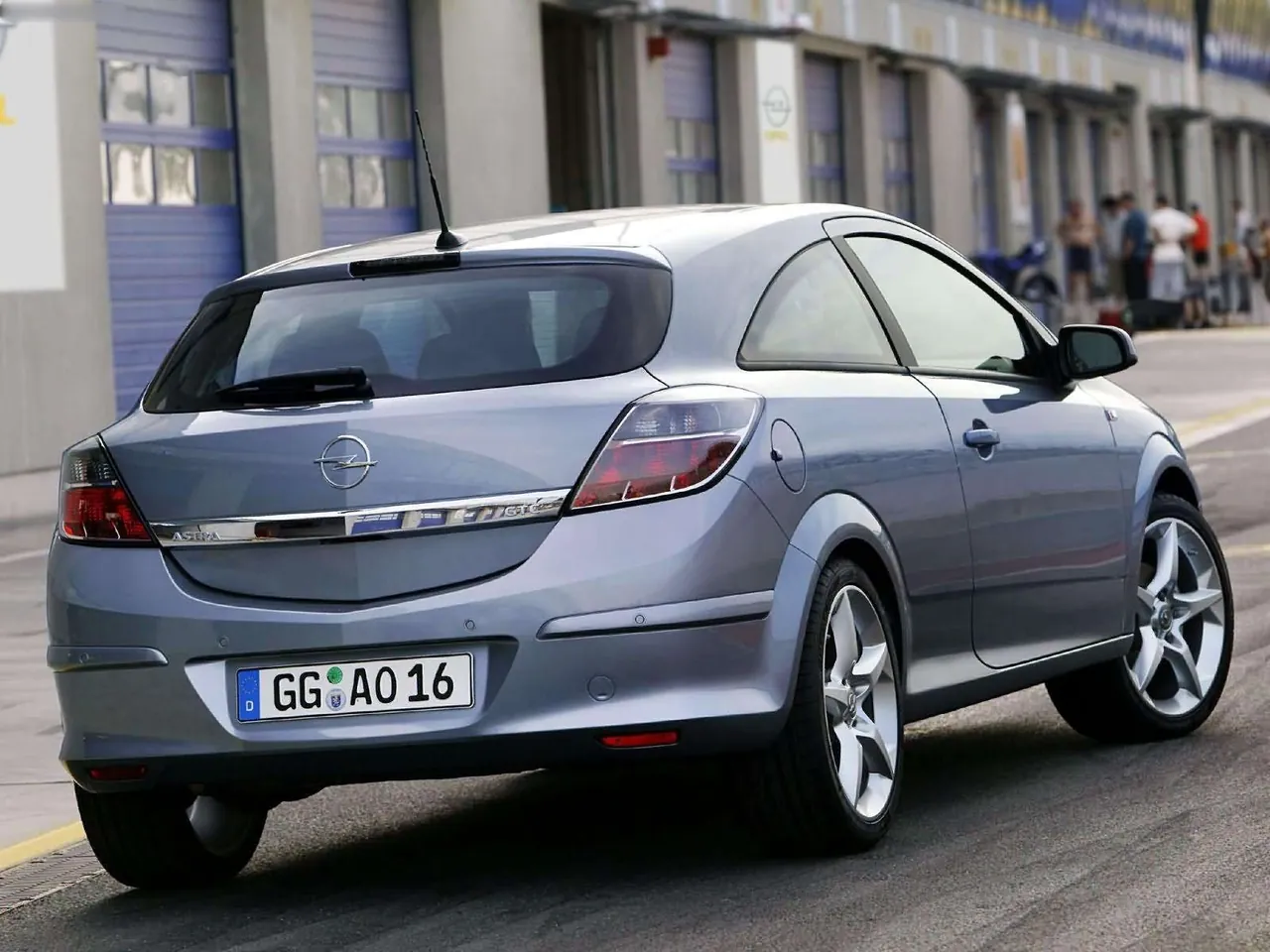 Opel Astra GTC (2005) – zadní tříčtvrteční pohled