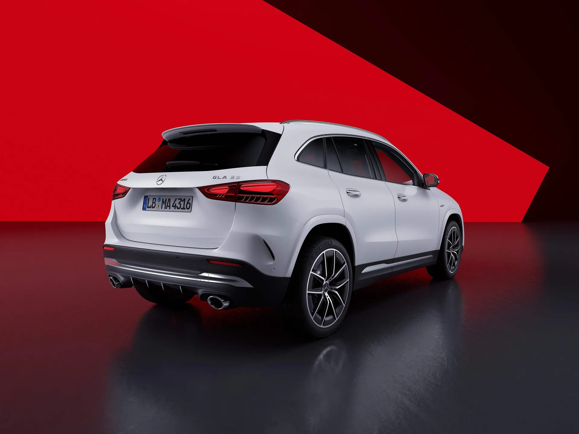 Mercedes-Benz GLA35 AMG (2024) – zadní tříčtvrteční pohled