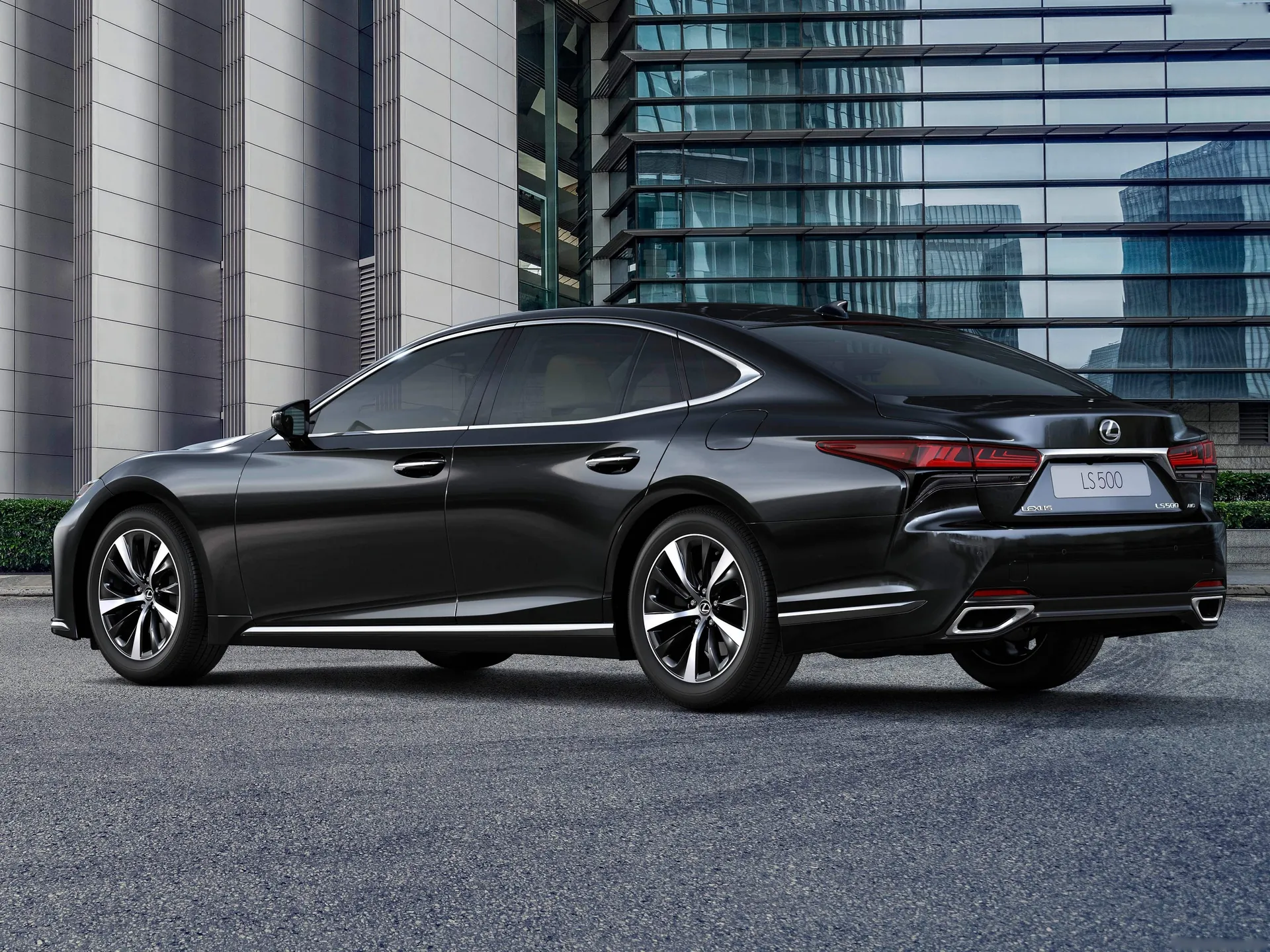 Lexus LS (2021) – zadní tříčtvrteční pohled