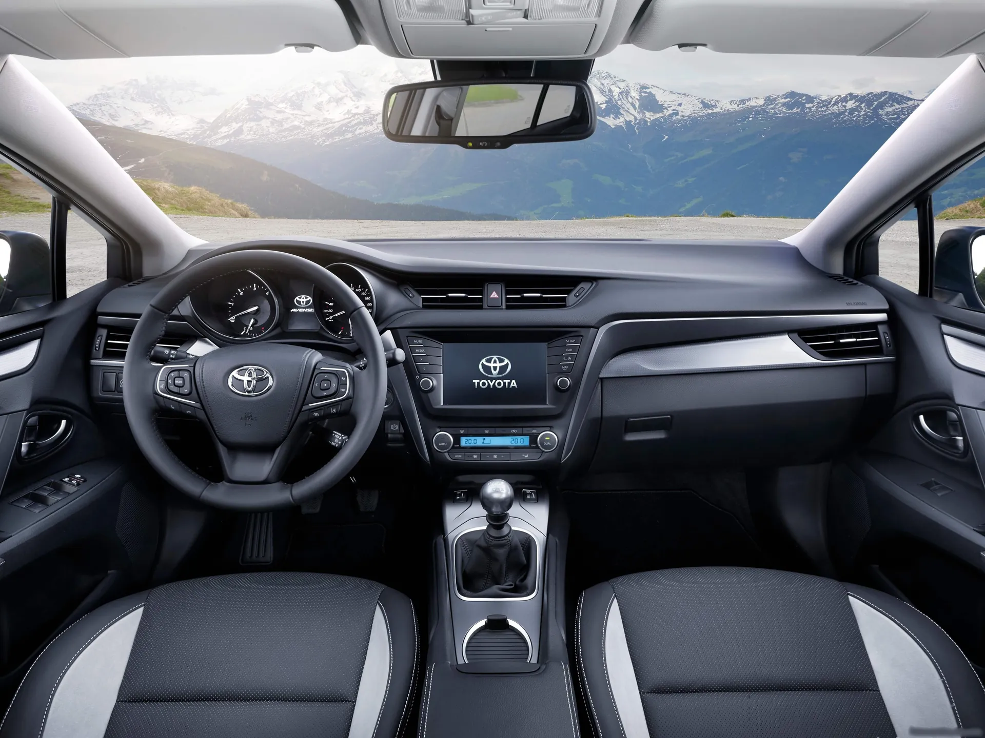 Toyota Avensis Touring Sports (2016) – interiér